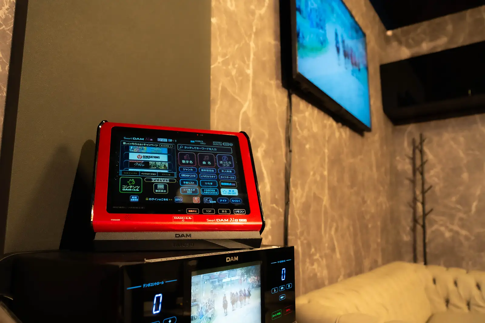 カラオケ & 大型モニター